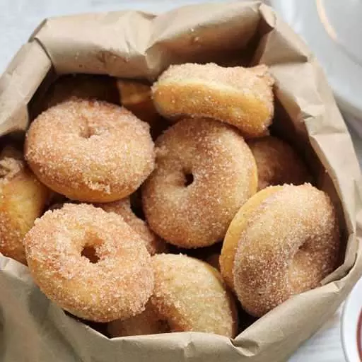 Пончики з цукром та корицею