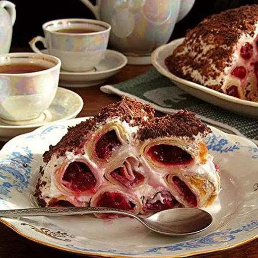 Блинный торт с вишней и сметанным кремом