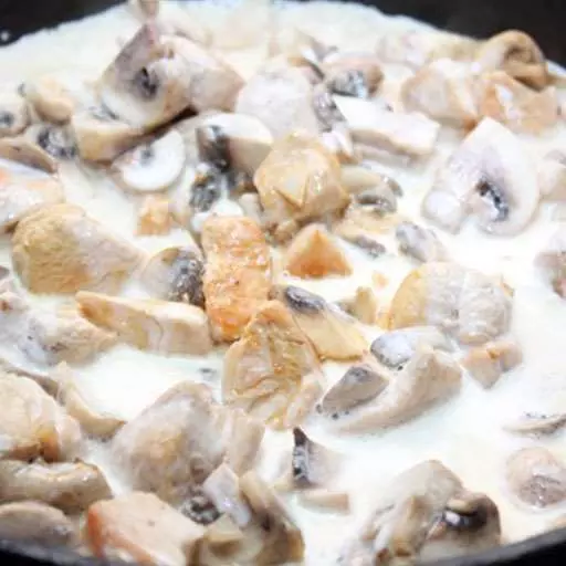 Курочка в сливочном соусе с шампиньонами