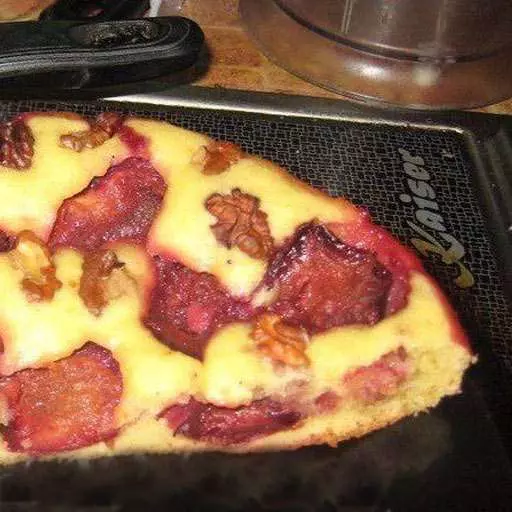 Сливовый пирог с грецкими орехами