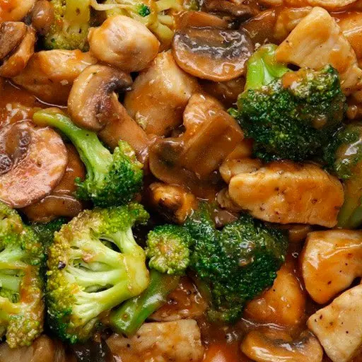 Курица в соусе с брокколи и грибами