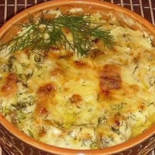 Картошка с курицей и грибами под соусом в глиняных горшочках