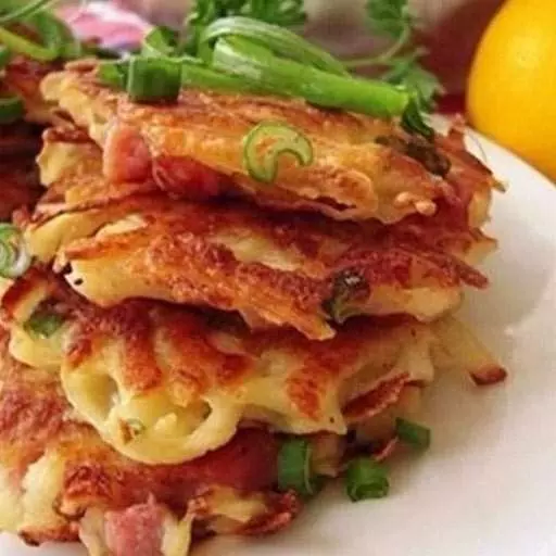 Драники с ветчиной, сыром и зеленью