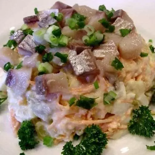 Салат с сельдью и овощами