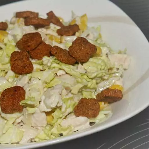 Салат с курицей и пекинской капустой