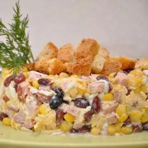 Салат с чесночными сухариками
