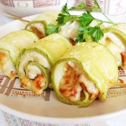Супер рулетики з кабачків з курячим м'ясом.