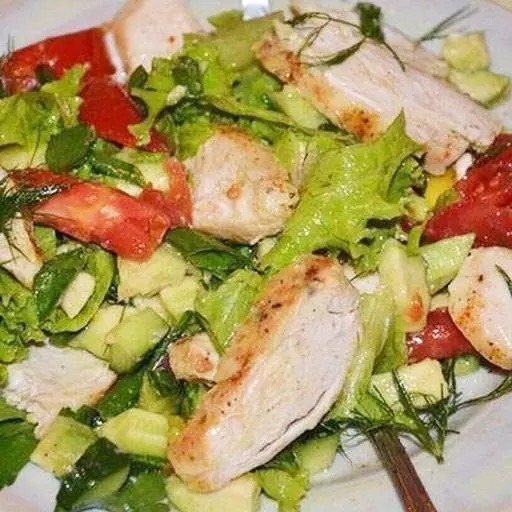 Легкий салат с курицей