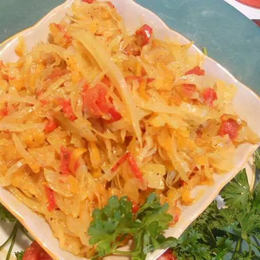 Тушеная капуста с овощами