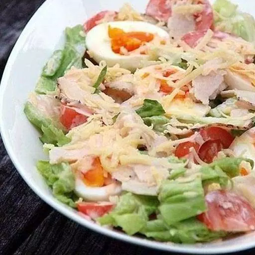 Салат с курицей, яйцом и помидором