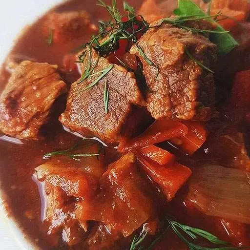 Говядина в соусе болоньезе