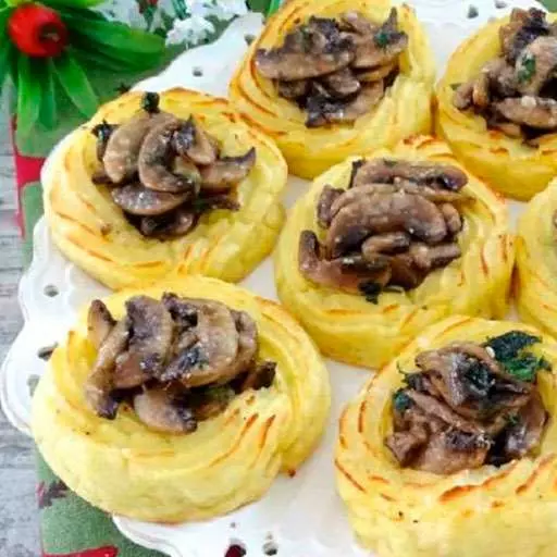 Гнезда со сметанно-грибной начинкой
