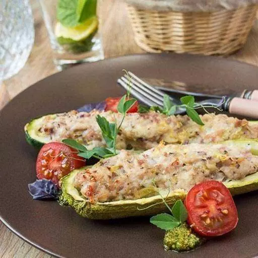 Кабачки, фаршированные курицей