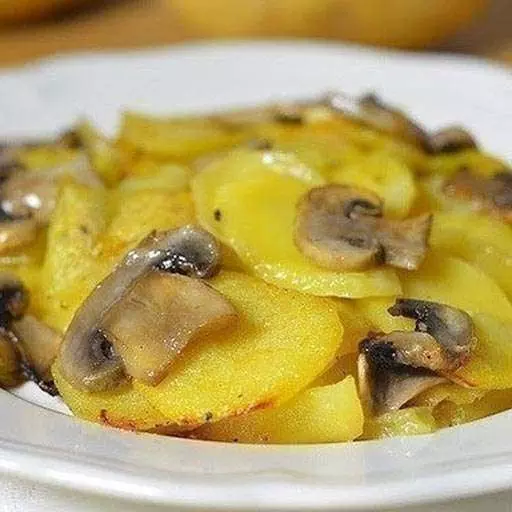 Картопля з грибами у вершках