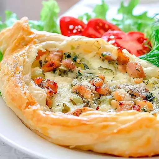 Лодочки из слоеного теста с картофелем, мясом и огурчиками