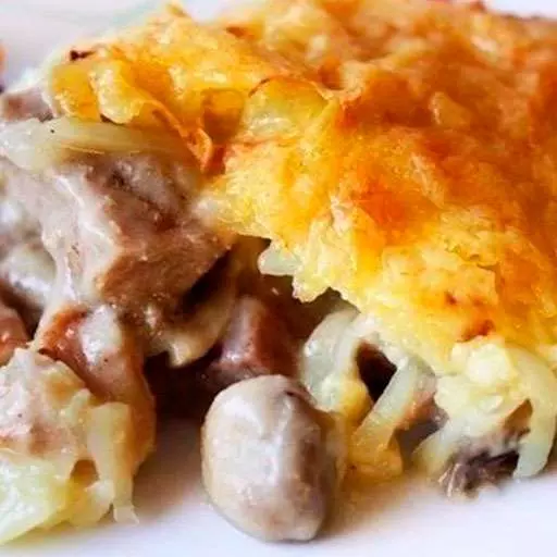Курица с грибами, запечённая под картофельной шубой