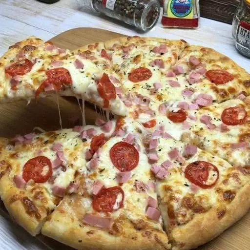 Пицца с колбасой