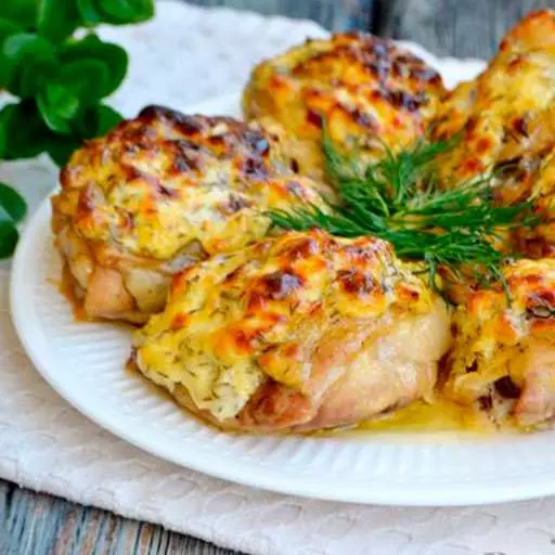 Куриные бёдрышки запечённые под сыром