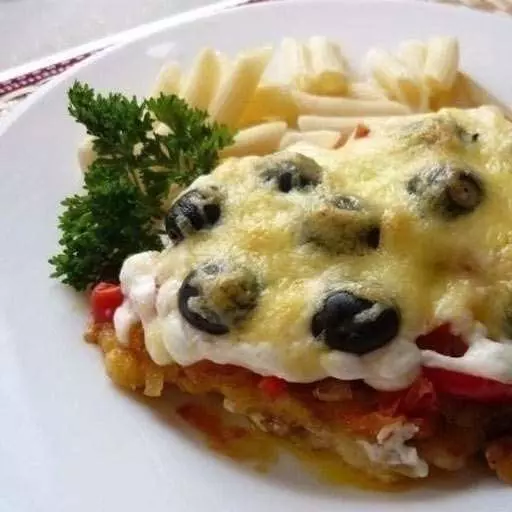 Нежная отбивная из куриной грудки под овощами с сыром и оливками