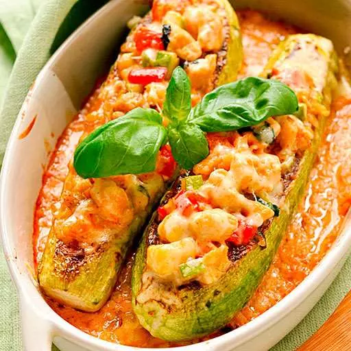 Кабачки, фаршированные курицей и овощами