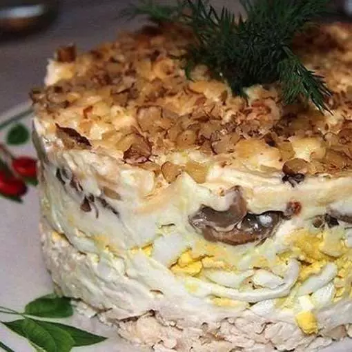 Салат з куркою та волоськими горіхами