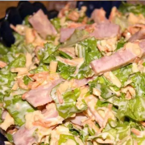 Салат овощной с сыром и ветчиной
