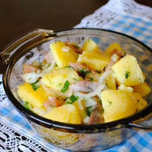Теплый картофельный салат с маринованной сельдью