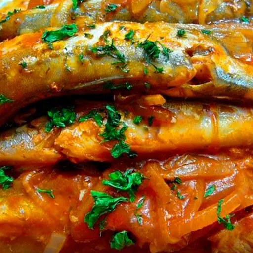 Мойва тушеная с овощами и специями