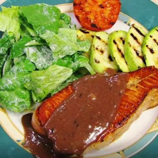 Лосось с соевым соусом и овощами